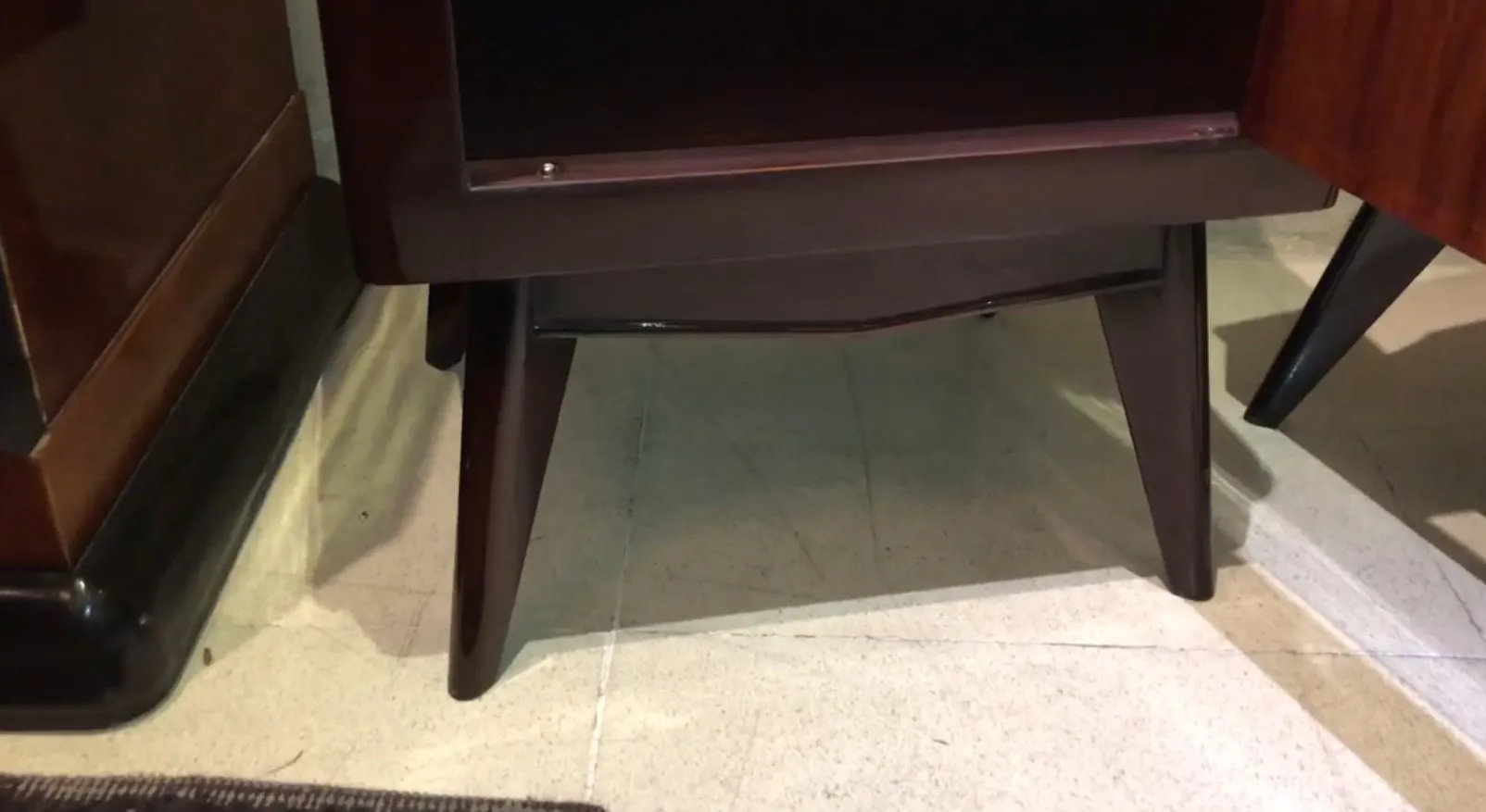 Mesa de luz antigua con diseño clásico, en un entorno acogedor.