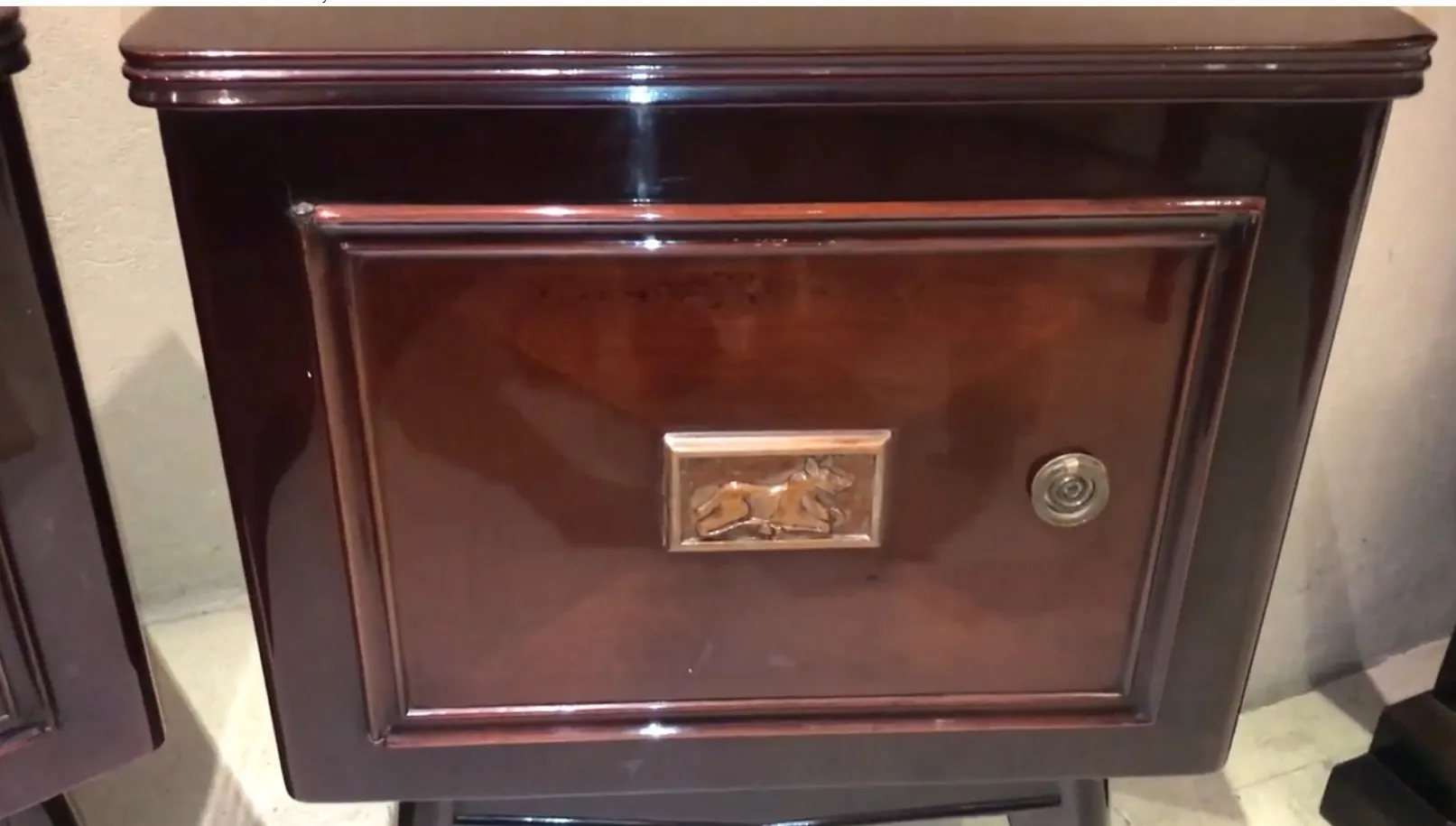 table de chevet antique avec détail de cheval à l'avant