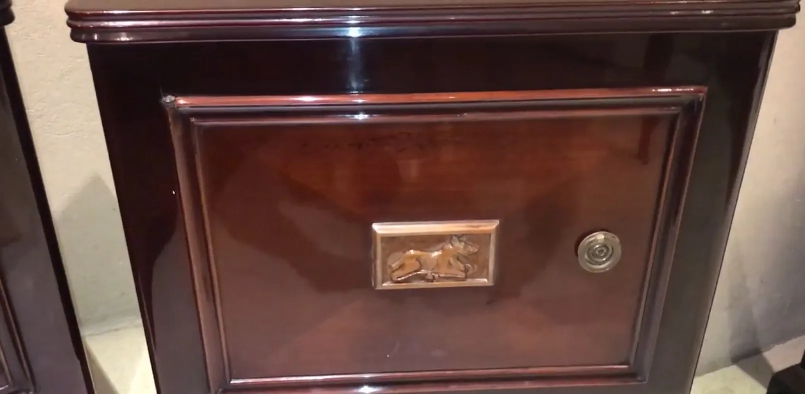 طاولة سرير قديمة بتصميم أنيق ونقش حصان