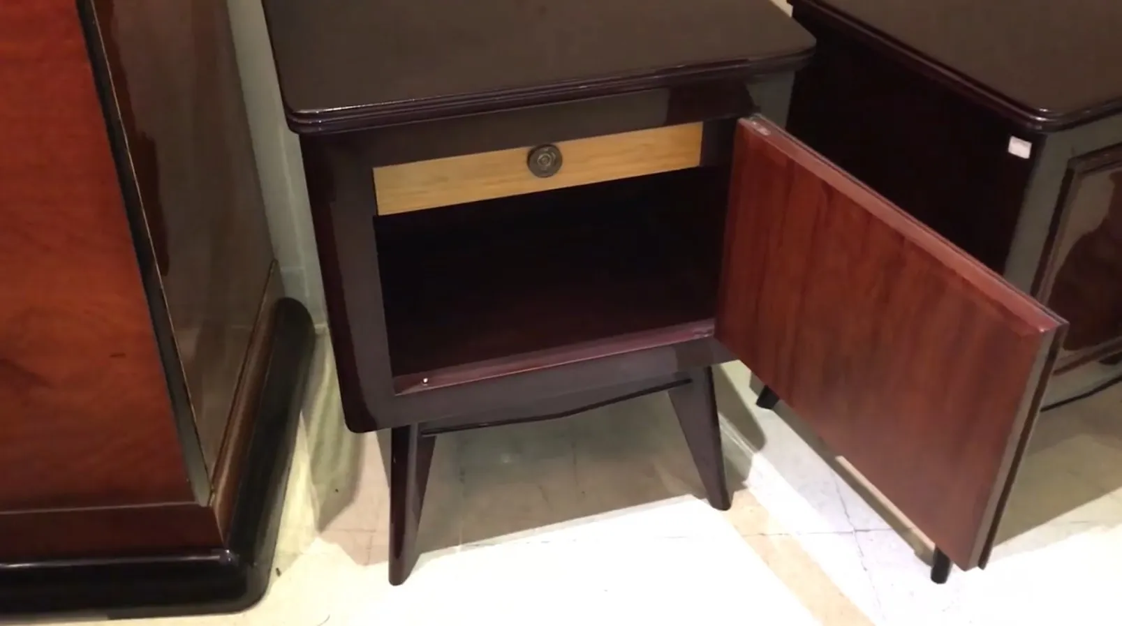 mesa de luz antigua con un cajón y detalles decorativos, ambiente elegante