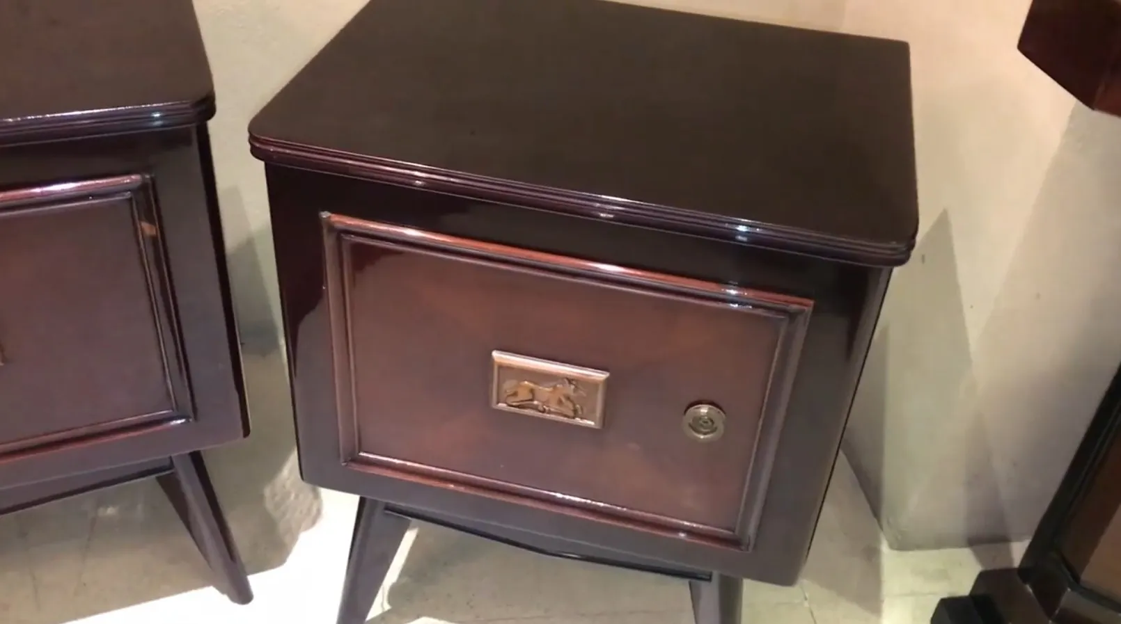 Comodini antichi con finitura lucida e cassetto decorativo unico, ideali per qualsiasi stanza.