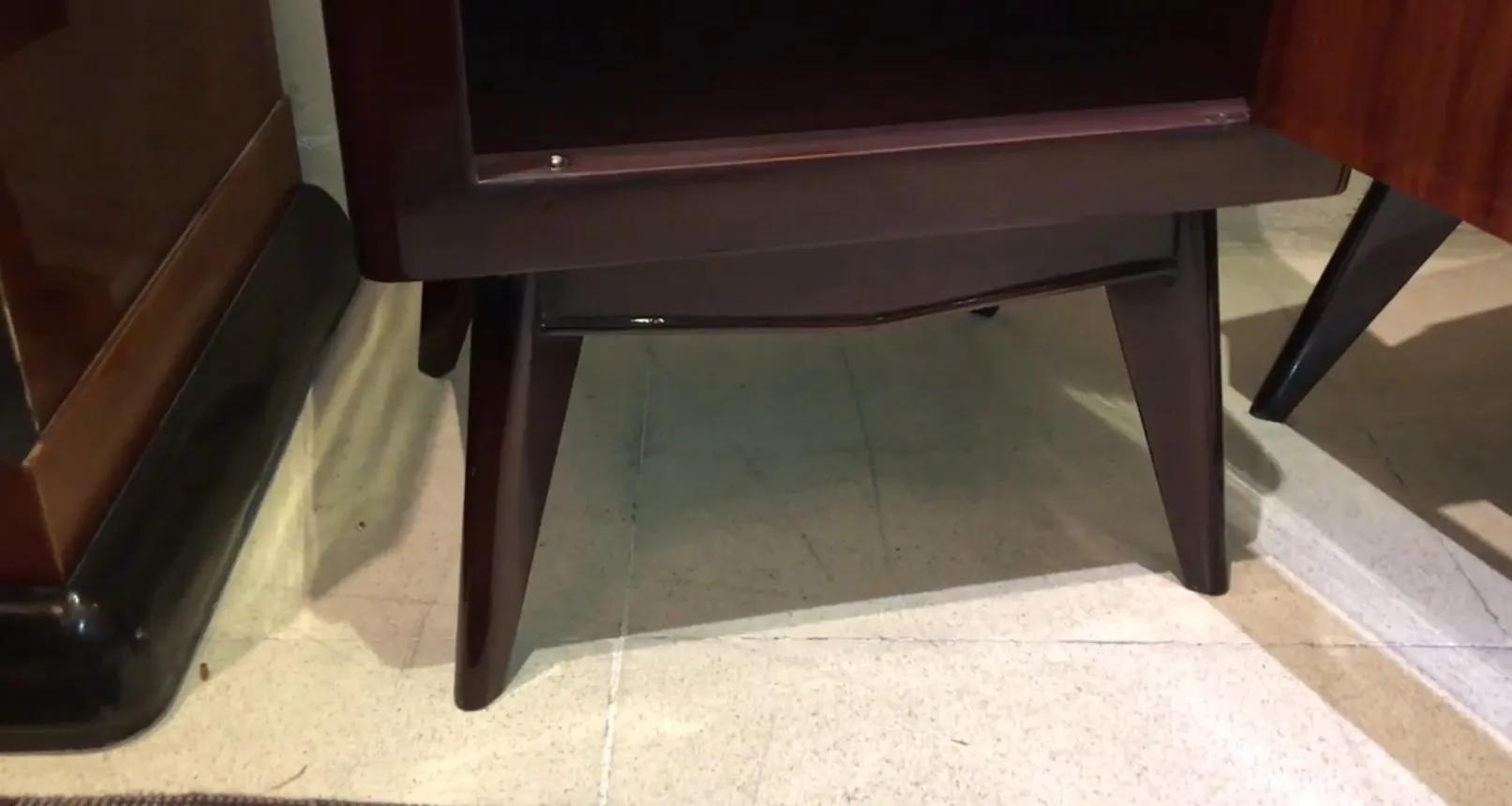 Table de chevet ancienne avec design élégant et pieds fins