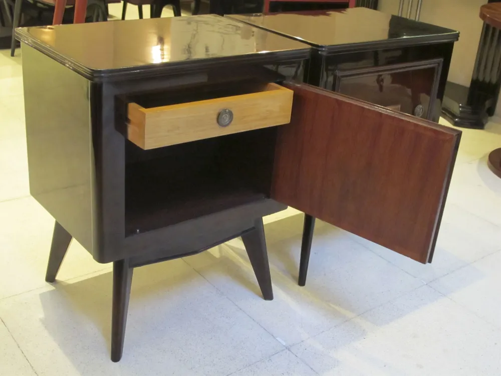 mesa de luz antigua con cajón y armario, diseño elegante