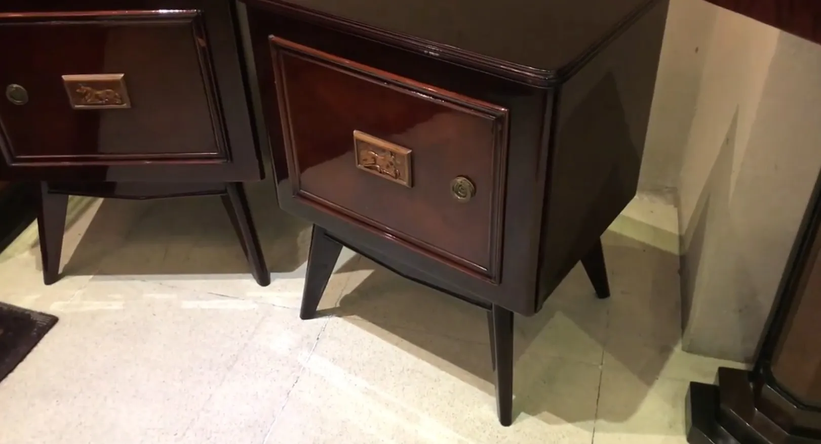 mesa de luz antiga com acabamento elegante e pernas finas