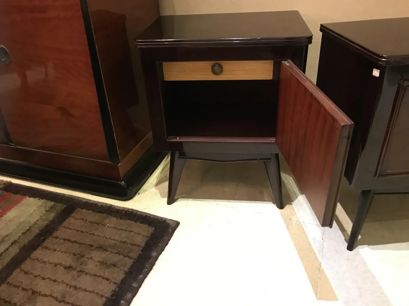 comodino antico con cassetto in un ambiente accogliente