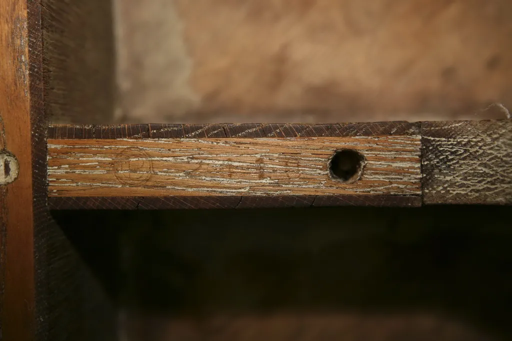 detalle de una mesa ratona antigua charlotte perriand con texturas visibles y un ambiente acogedor