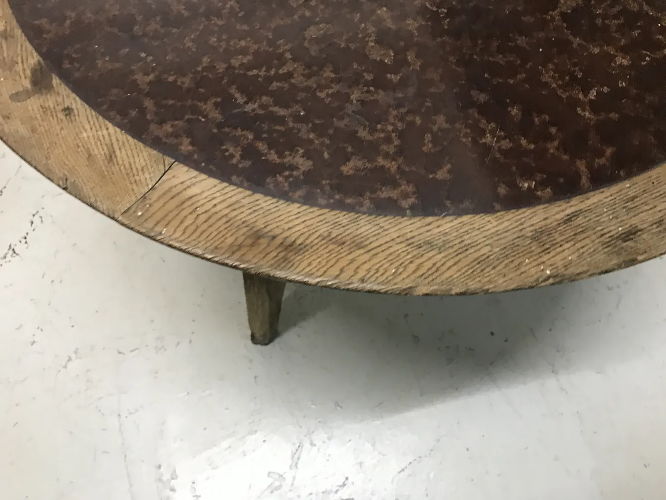 tavolino da caffè antico con finitura marrone e gambe in legno