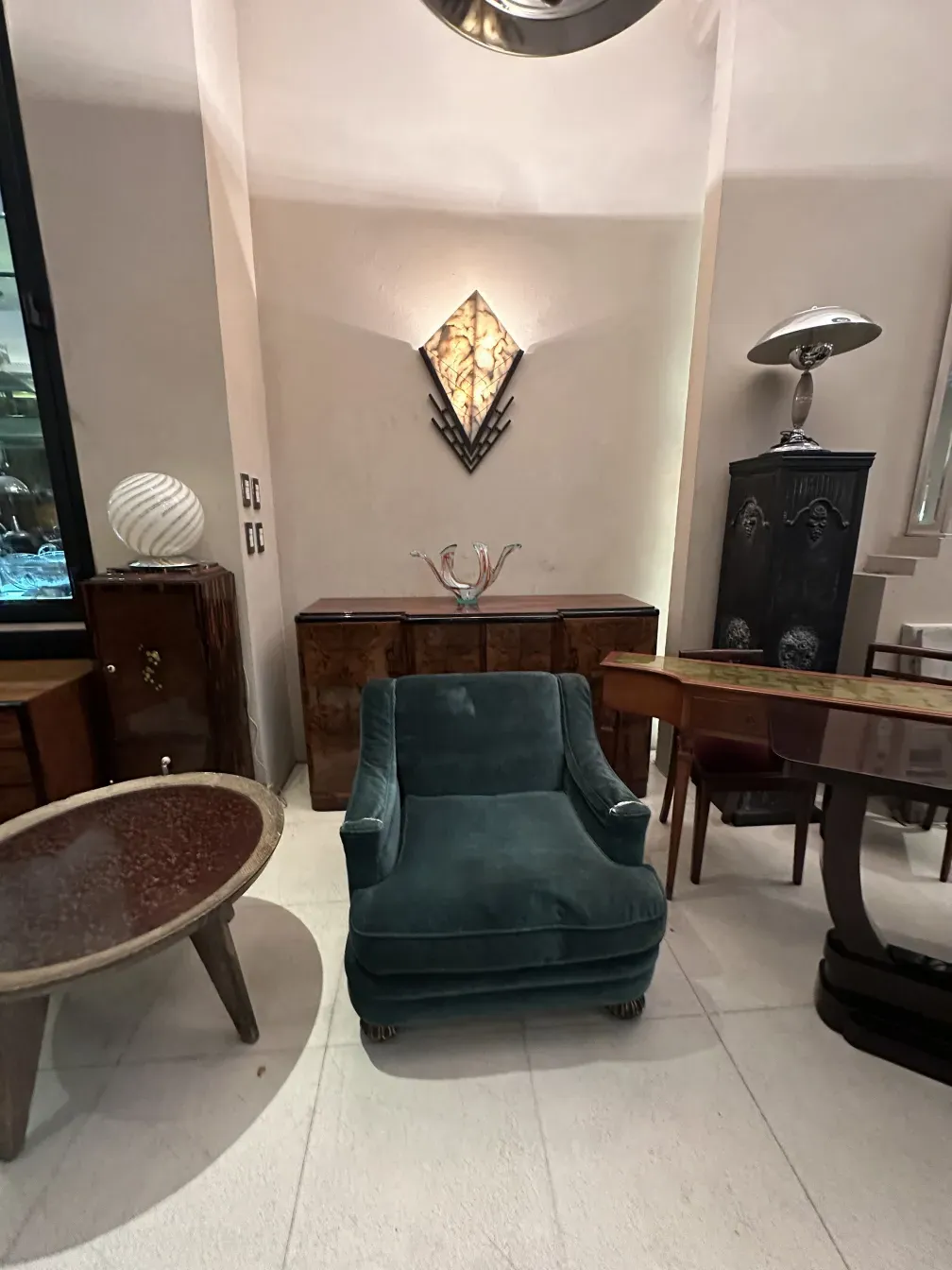 table basse ancienne avec éclairage et meubles élégants