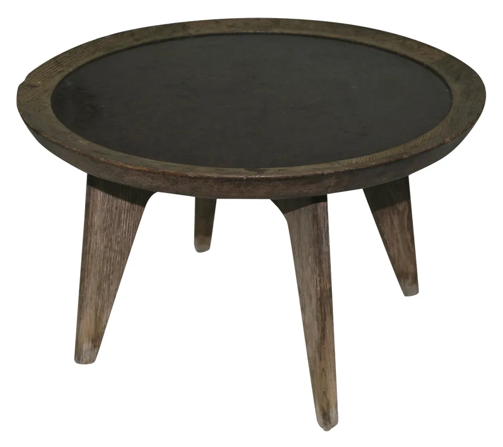 Table basse antique avec design rond et pieds en forme de tronc