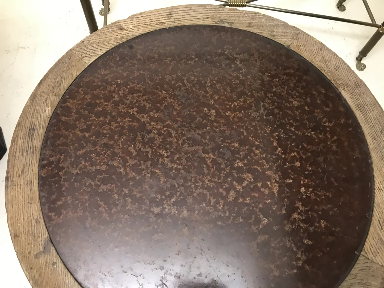 tavolino da caffè antico con superficie rotonda e dettagli unici sui bordi