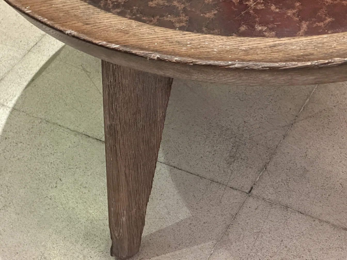 table basse ancienne avec pieds droits, décor simple