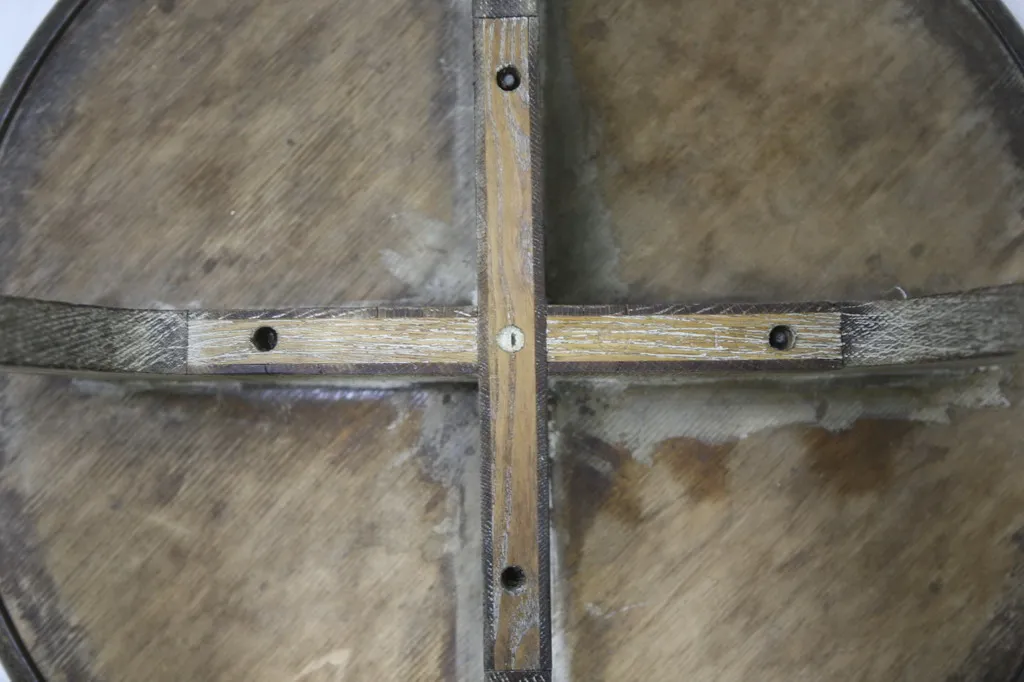 Obenansicht eines antiken Couchtisches mit besonderen Details im Design.