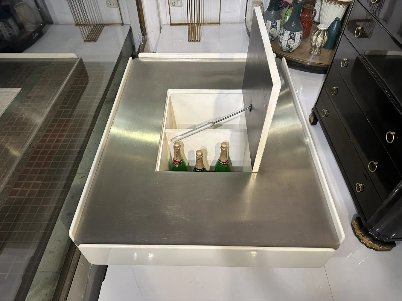 带储物空间的古董茶几和香槟瓶