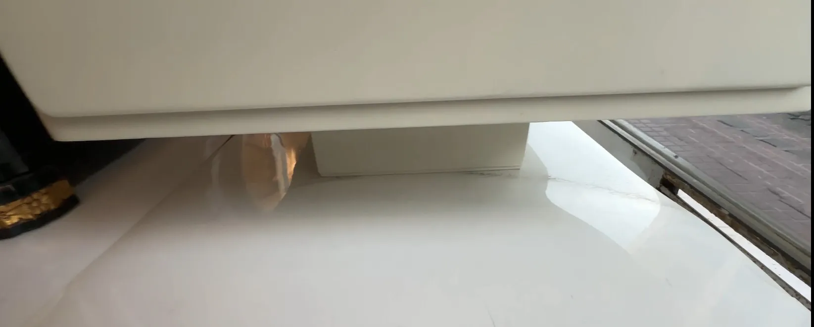 Mesa de centro antiga em ambiente acolhedor com decoração sutil.