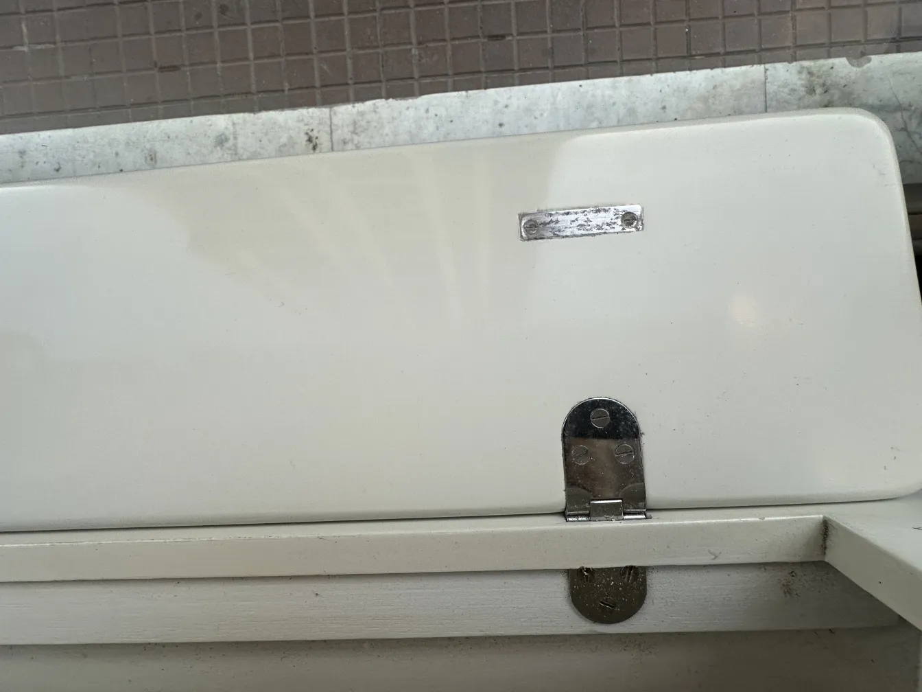 mesa de centro antiga branca com dobradiças de metal