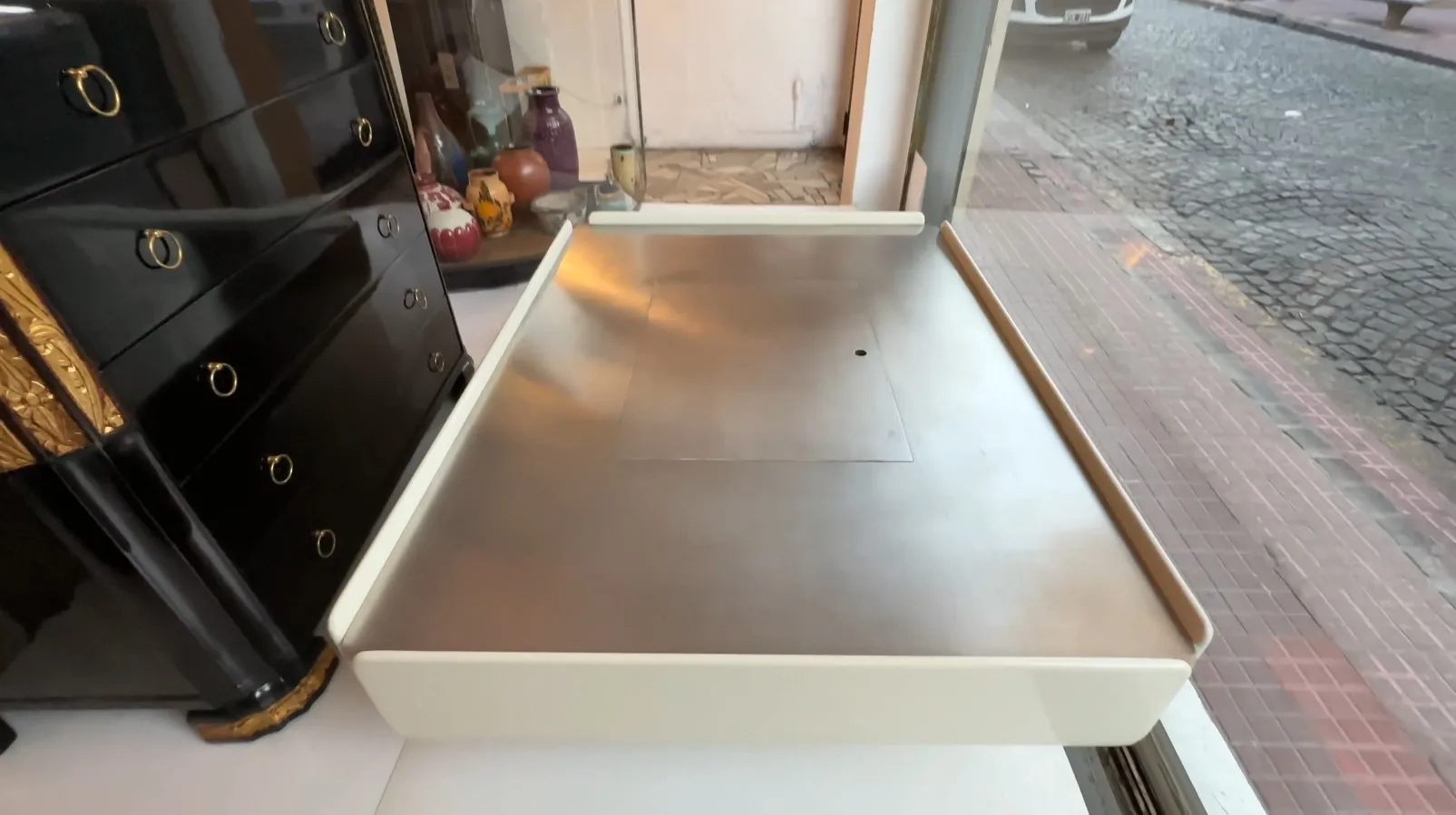 tavolino da caffè antico in un ambiente accogliente con decorazioni