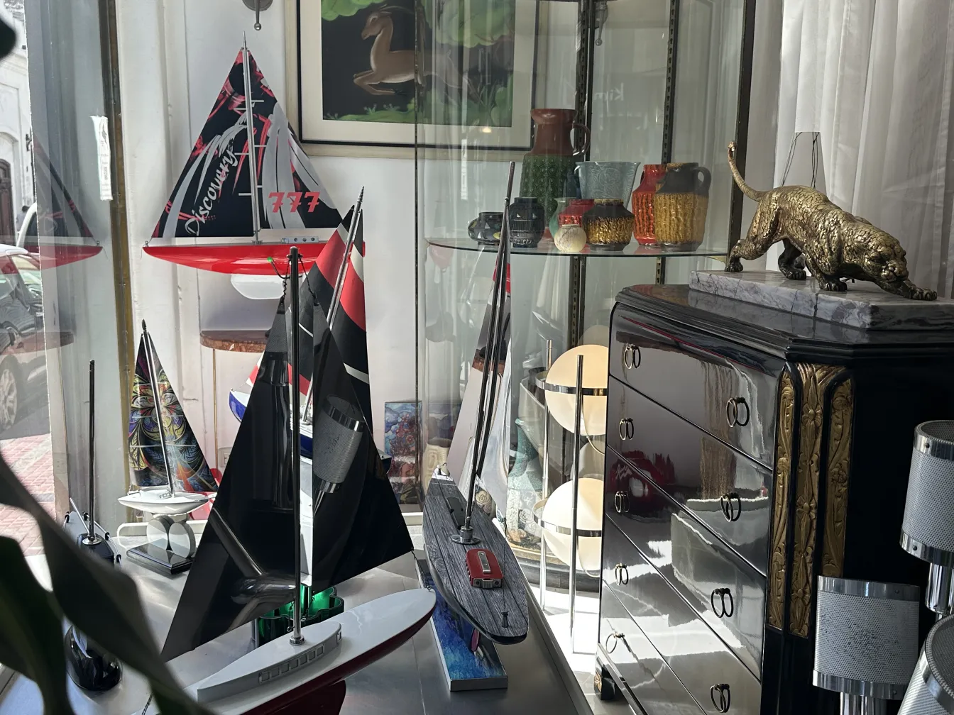 古董茶几梅科·马吉斯特里，装饰丰富