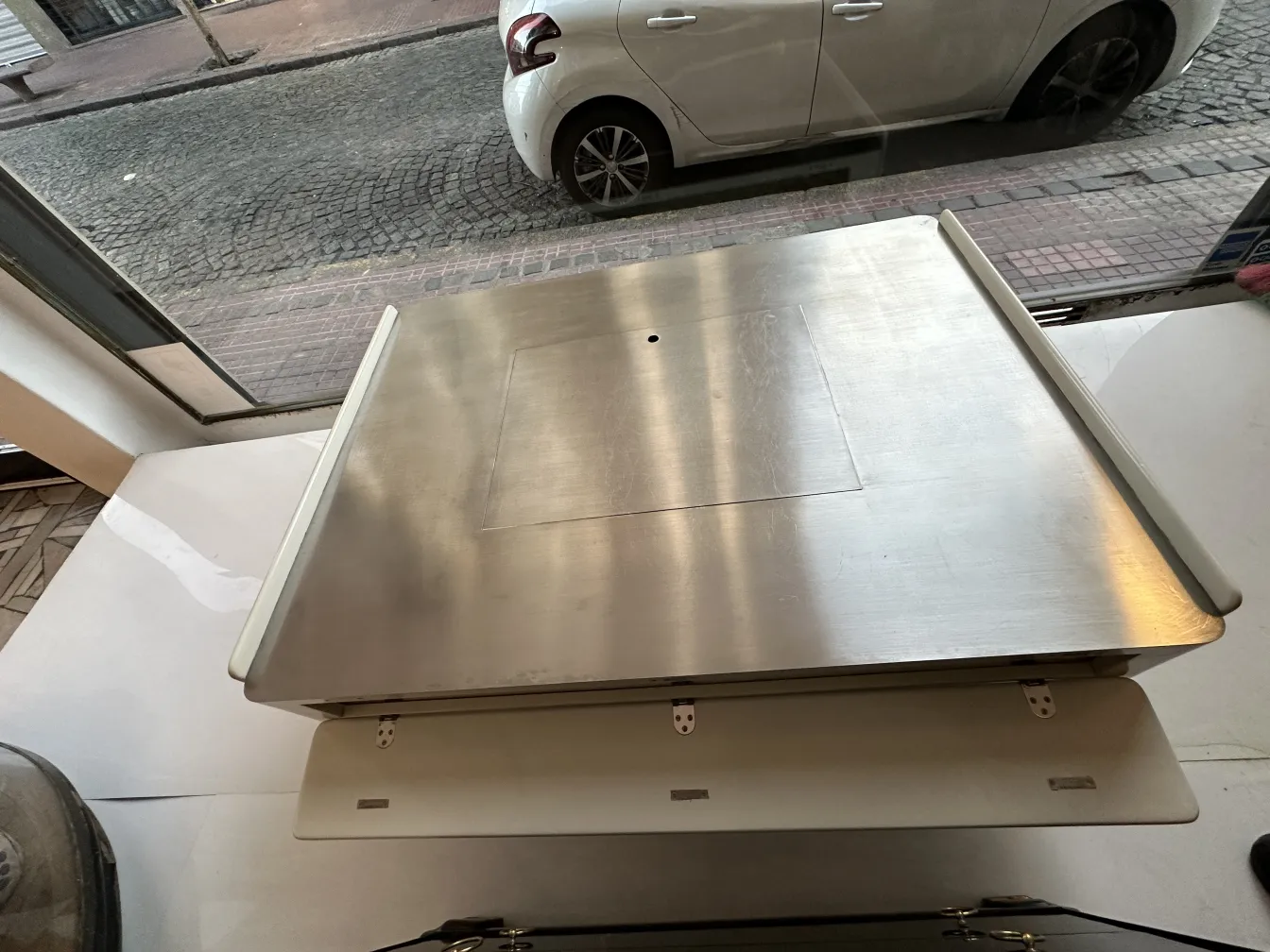 부드러운 표면과 깔끔한 디자인을 가진 고대 커피 테이블, 아늑한 환경에서