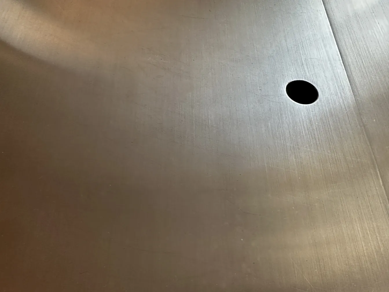 Table basse ancienne au design simple dans un cadre accueillant.