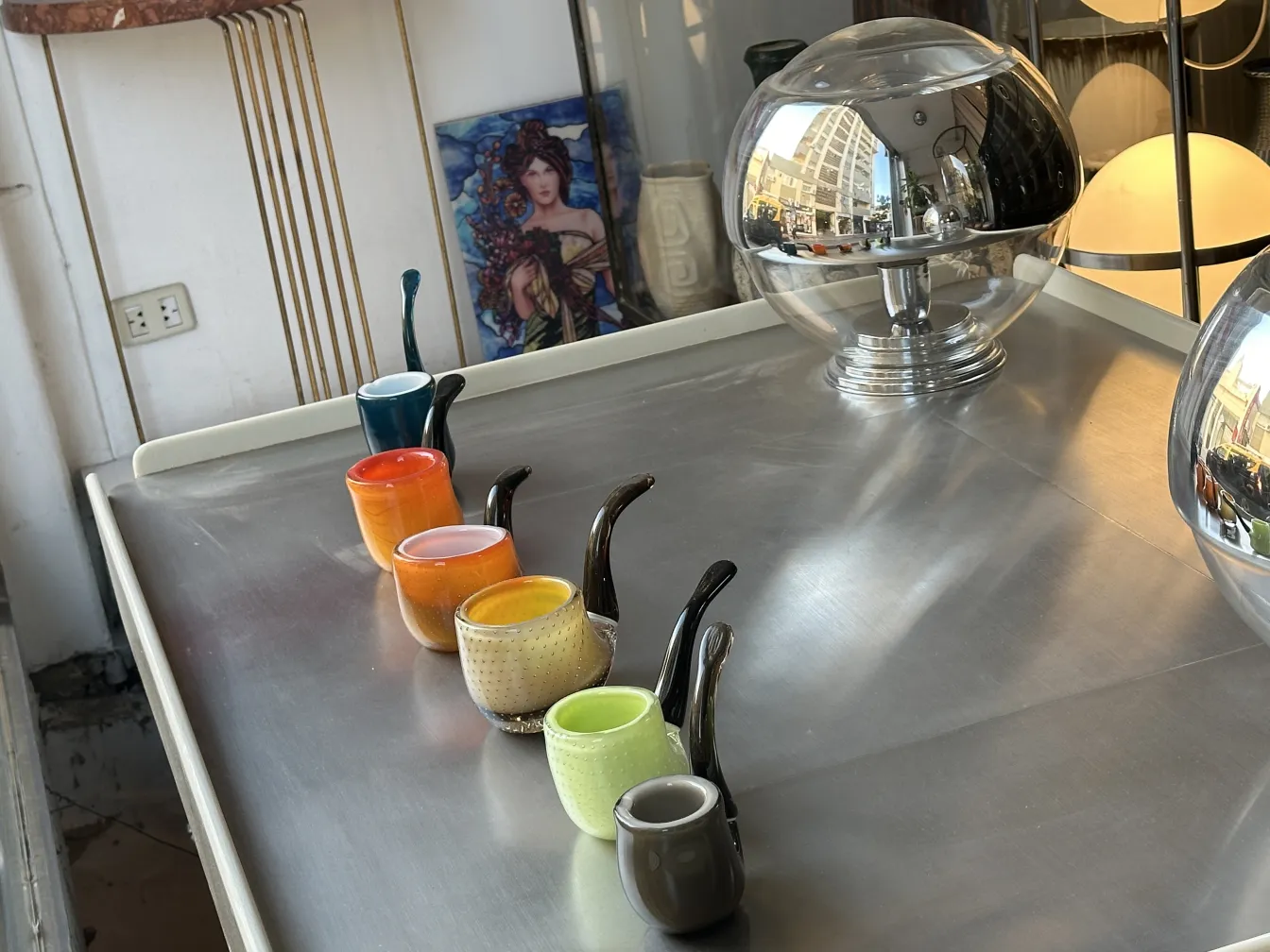 tavolino da caffè antico decorato con tazze colorate e un ambiente elegante