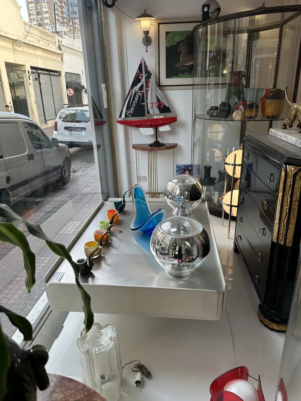 古老的茶几上装饰着色彩鲜艳而优雅的物品