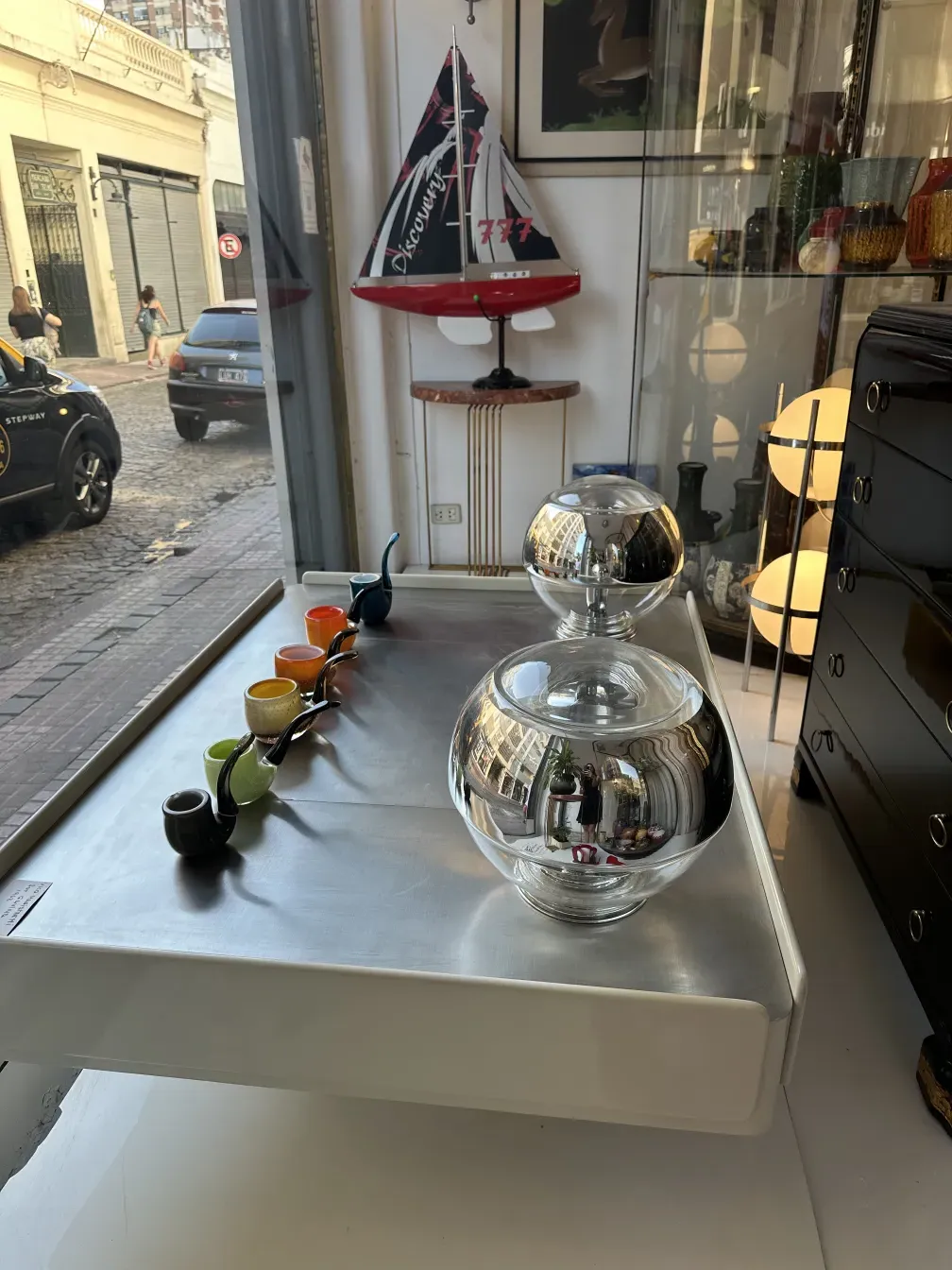 table basse ancienne avec décorations et ambiance agréable