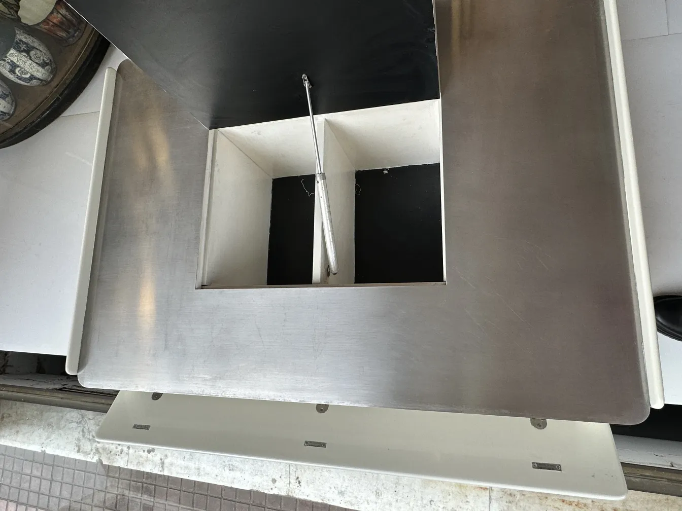 tavolino da caffè antico con design elegante e spazio per riporre