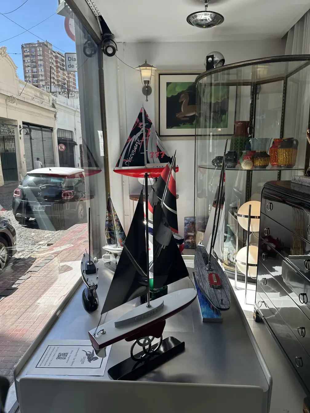 mesa ratona antigua con elementos decorativos y un entorno sofisticado