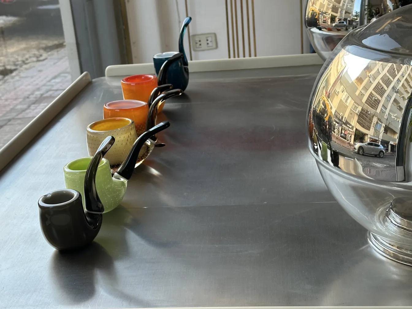 Tavolino da caffè antico in un ambiente moderno con tazze colorate