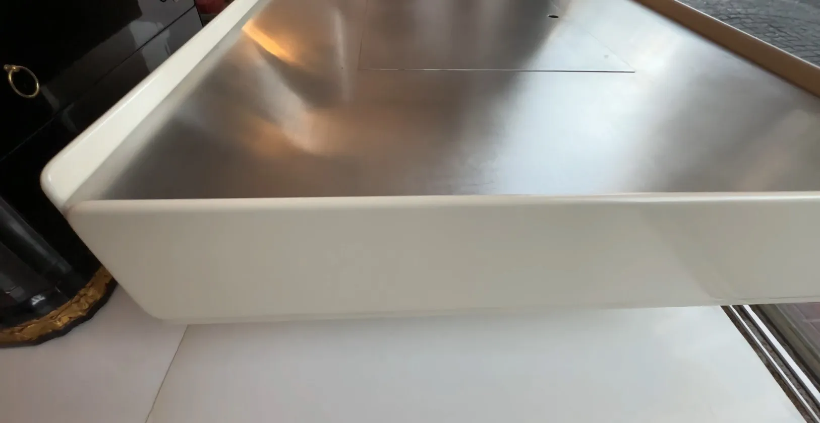 table basse antique blanche élégante dans un cadre accueillant