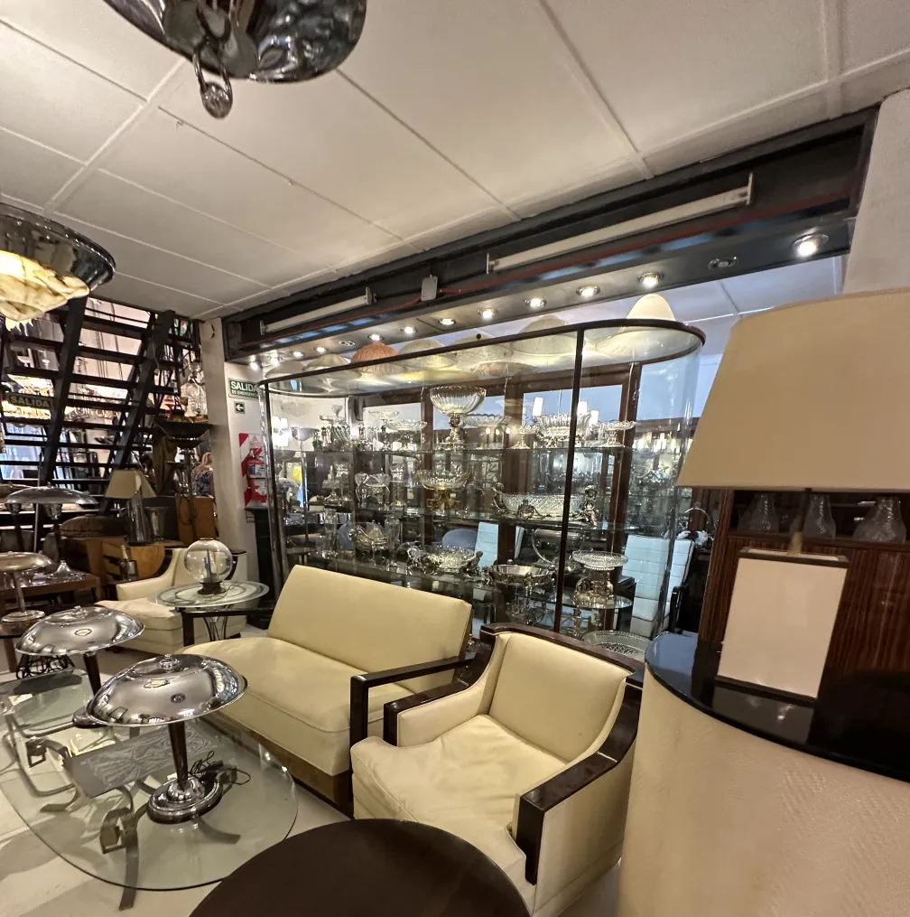 शानदार प्राचीन कॉफी टेबल, आरामदायक वातावरण