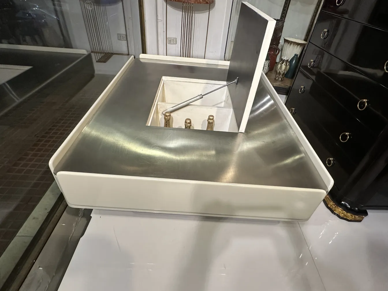 tavolino da caffè antico con superficie elegante e design contemporaneo in un ambiente decorativo