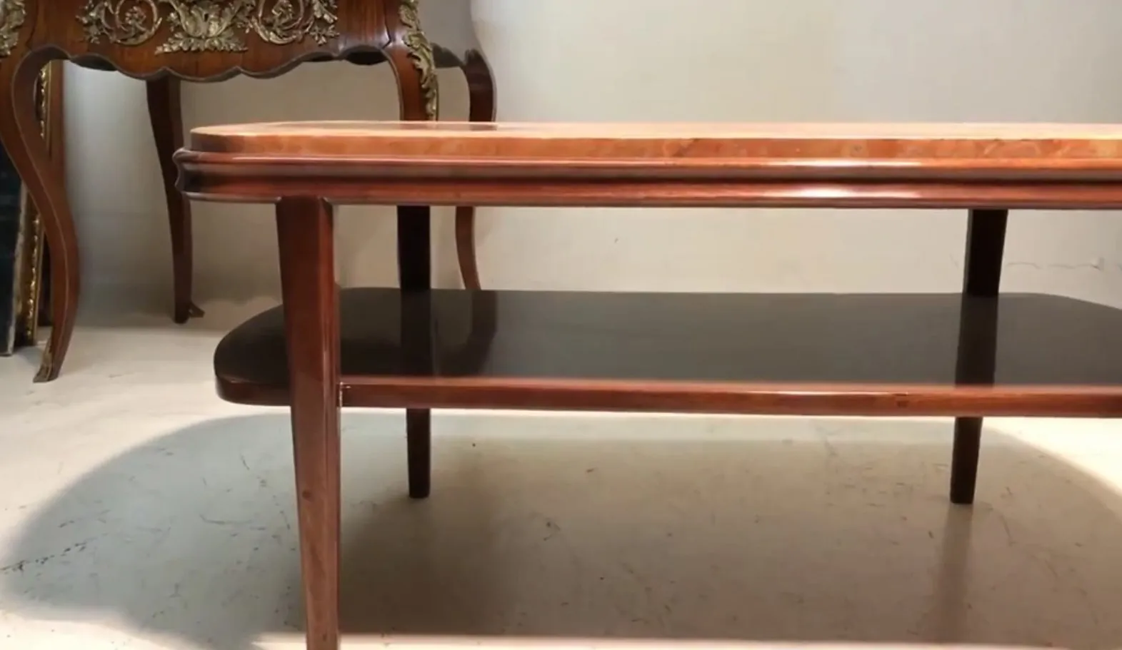 table basse ancienne avec un design élégant, cadre accueillant