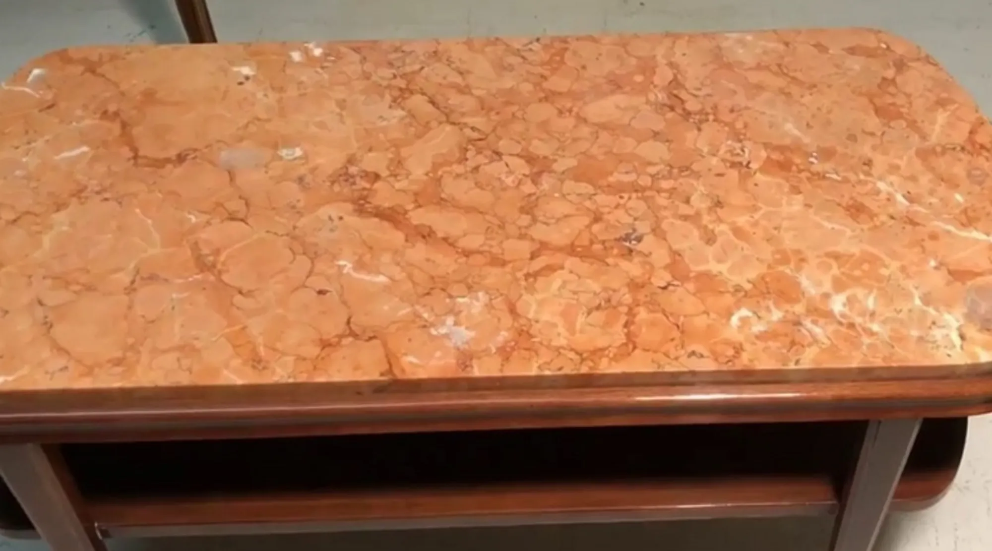 mesa ratona antigua de diseño decorativo con patrón