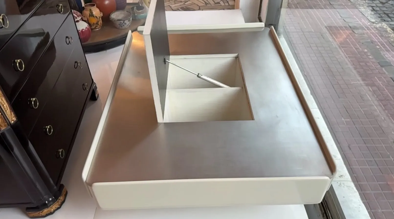 table basse ancienne au design unique et compartiment caché