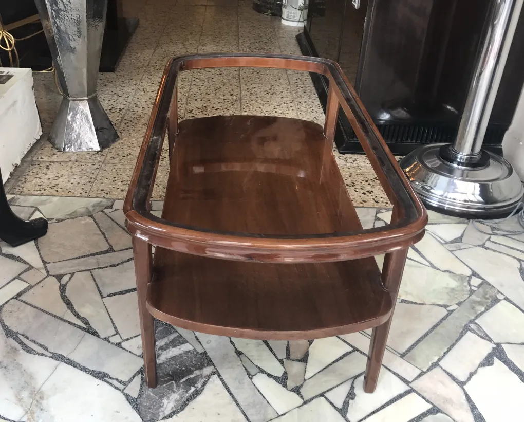 table basse antique avec étagère, dans un cadre confortable