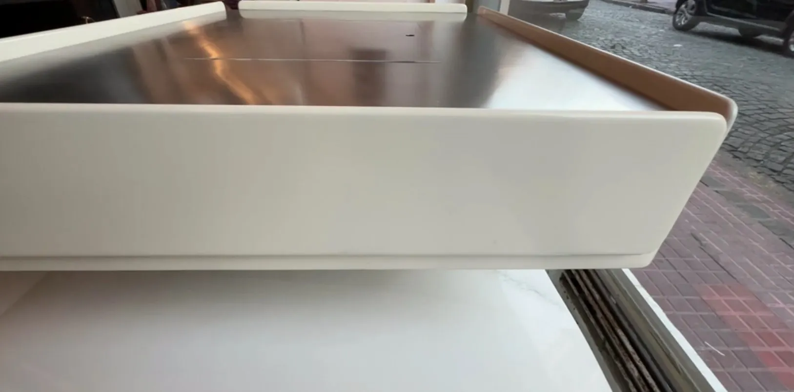 Mesa ratona antigua blanca con superficie elegante, decorativa y moderna, en un ambiente acogedor.