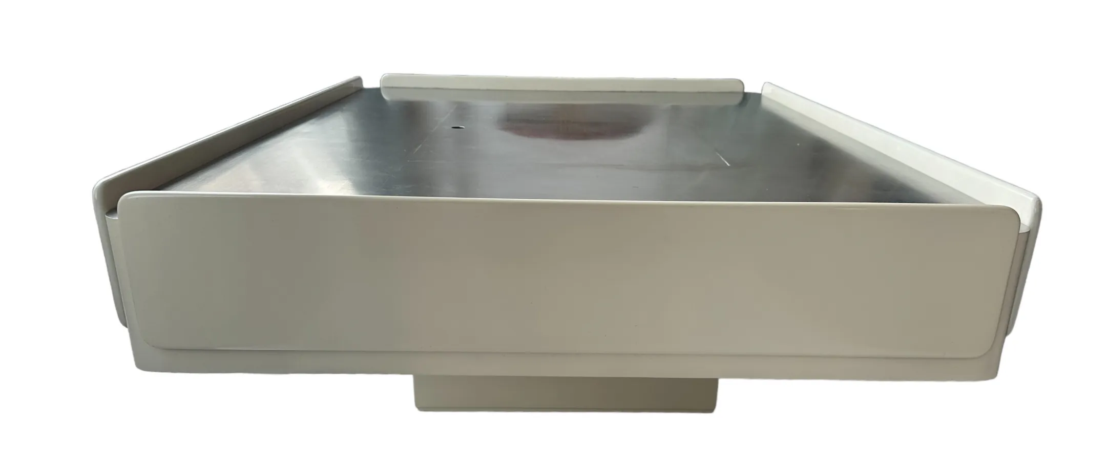 mesa de centro antiga com superfície plana e bordas suaves