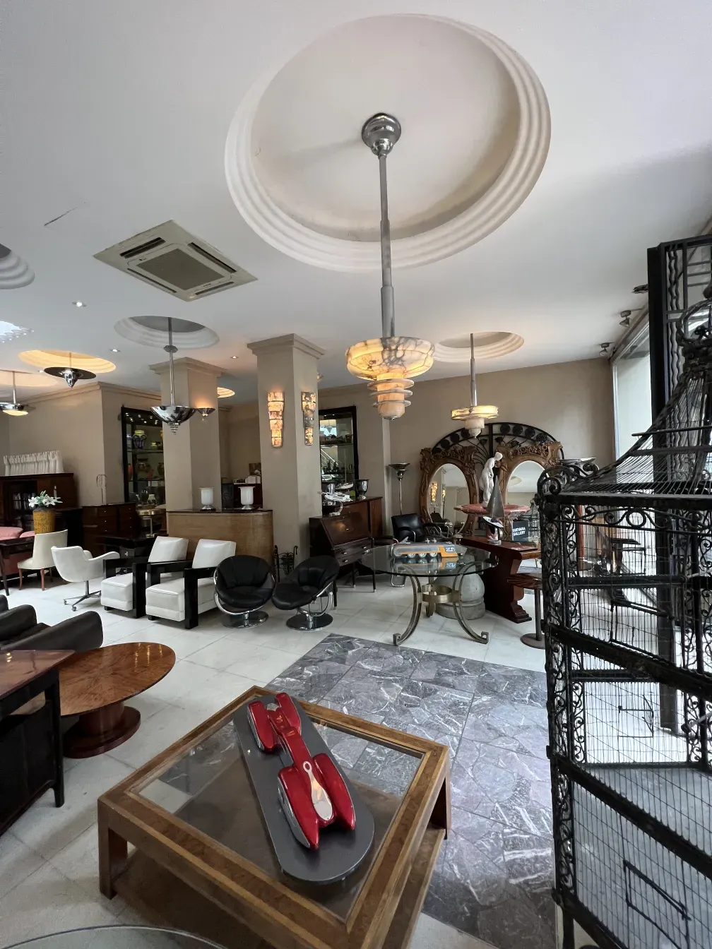 antique coffee table in stylish living room with lamps