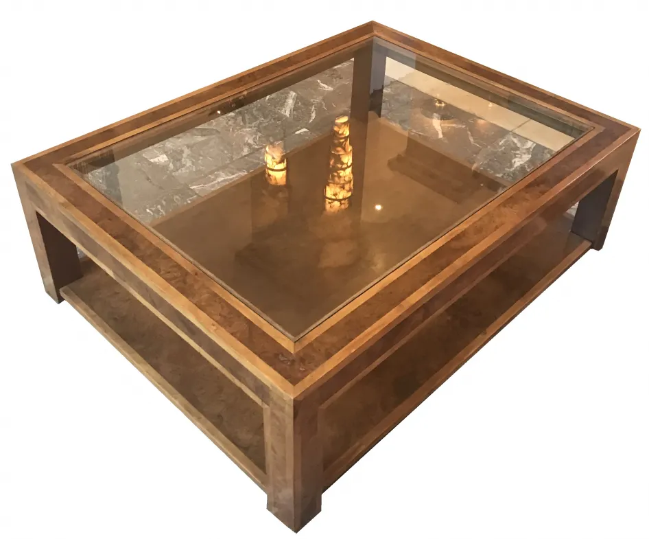 table basse antique avec finition en bois clair et plateau en verre