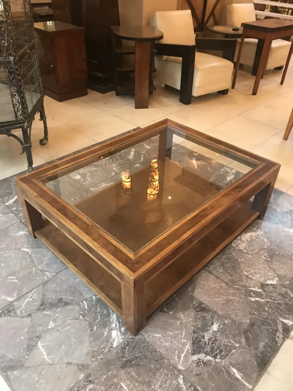 table basse ancienne avec verre et détails décoratifs dans un cadre élégant