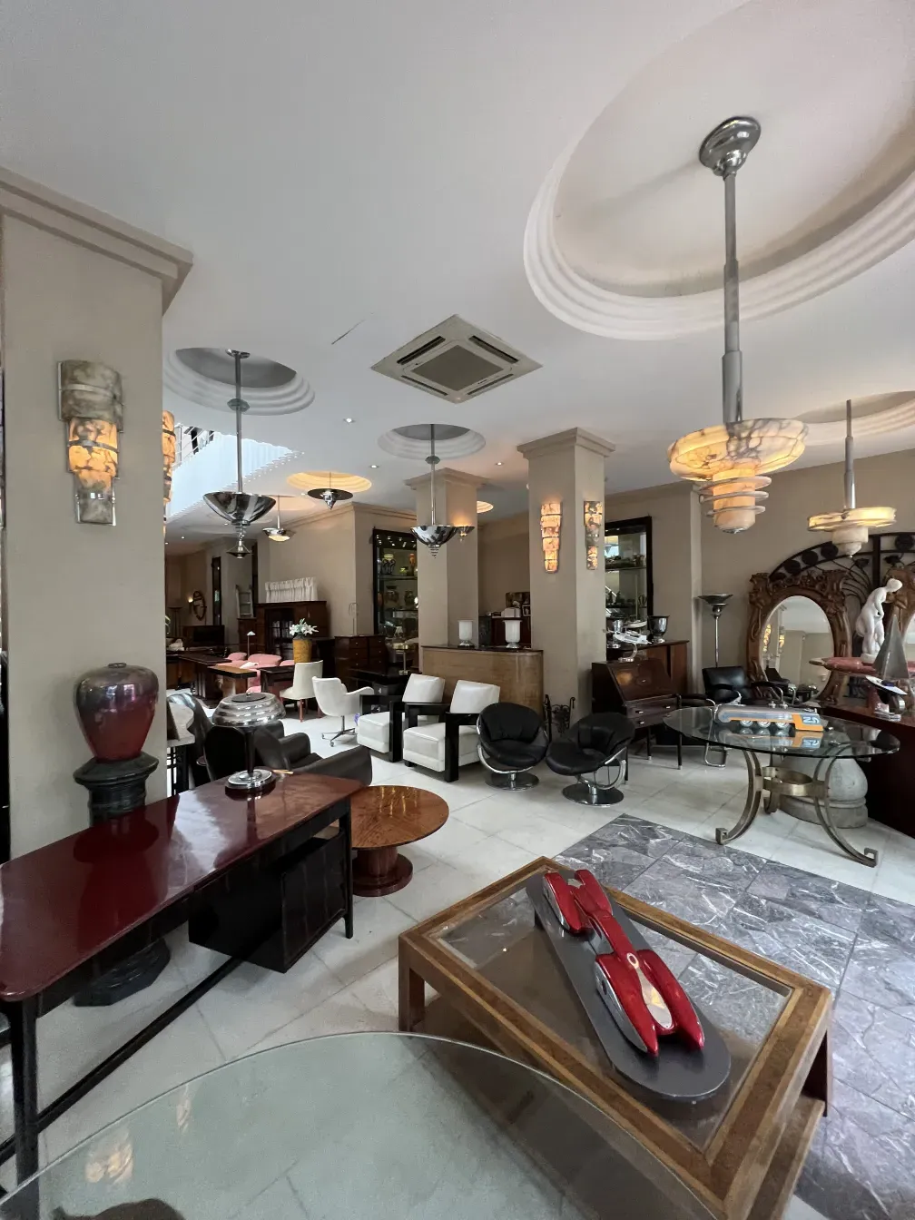 tavolino da caffè antico in un elegante soggiorno con luci