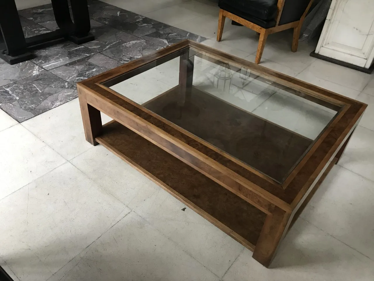 Mesa de centro antiga com vidro em ambiente moderno