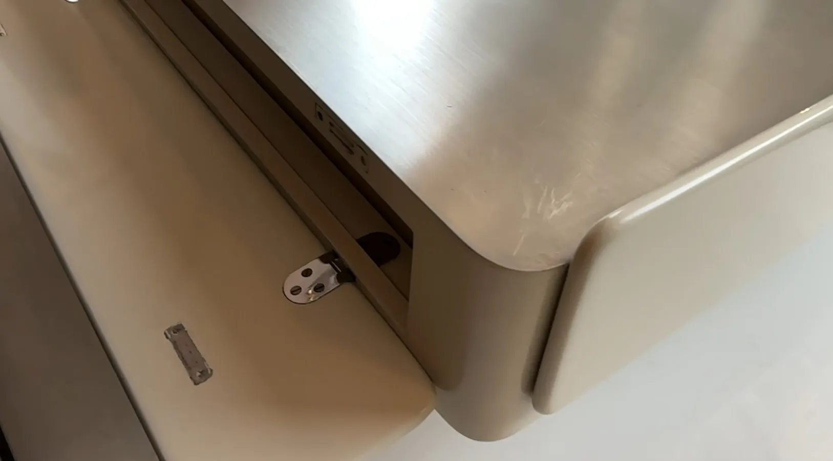 mesa ratona antigua de forma rectangular con un acabado suave y almacenamiento oculto