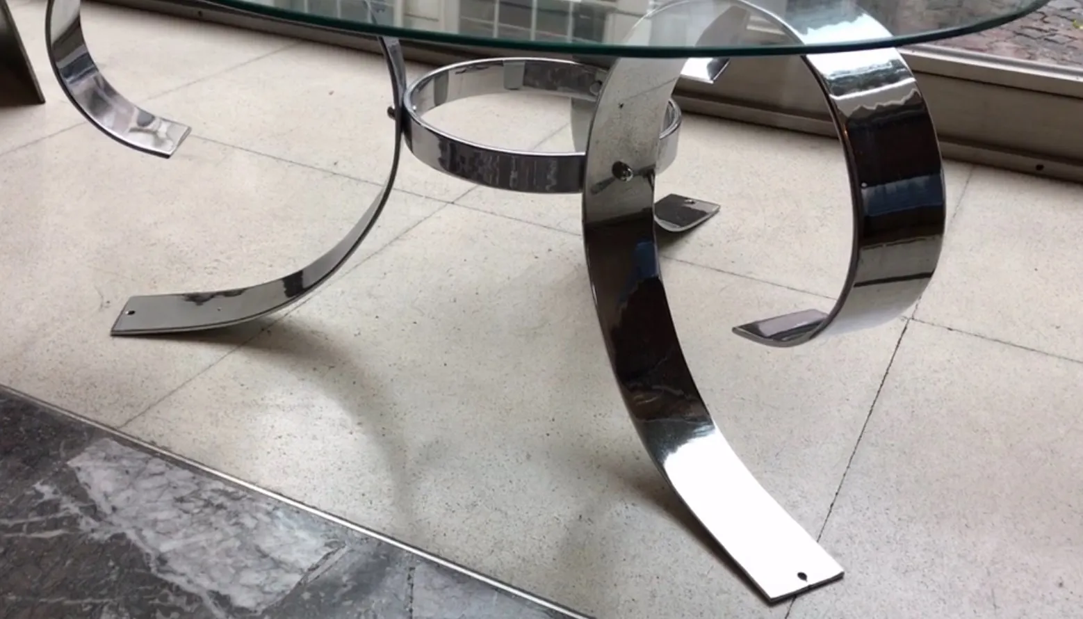 tavolino da caffè antico con base curva, ambiente moderno