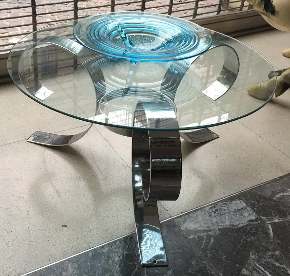 Mesa ratona antigua con un diseño moderno y colorido