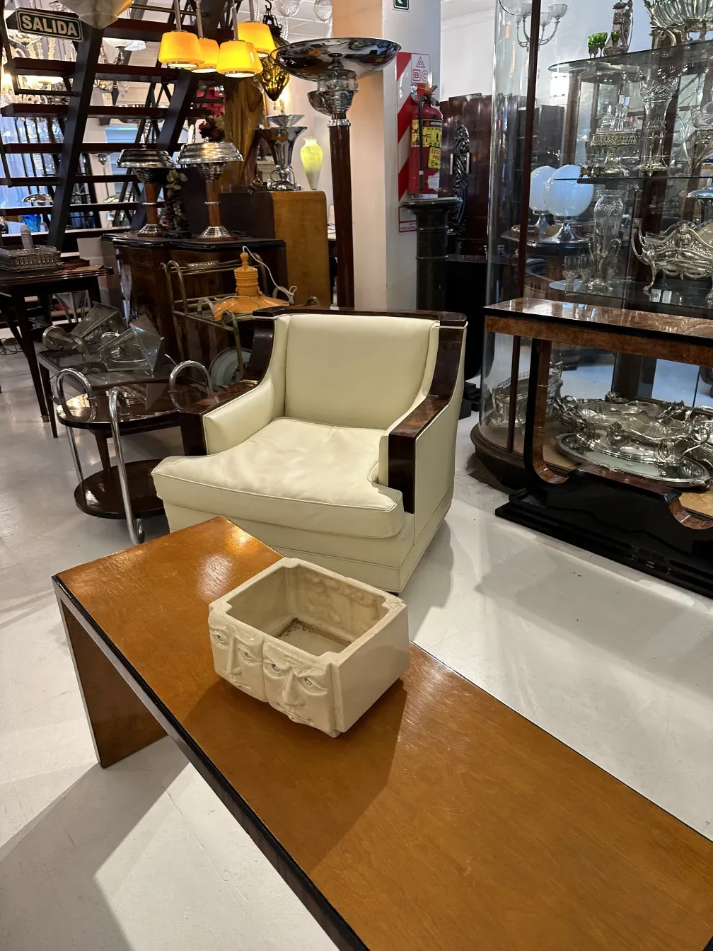 mesa de centro antiga em um ambiente com outros móveis