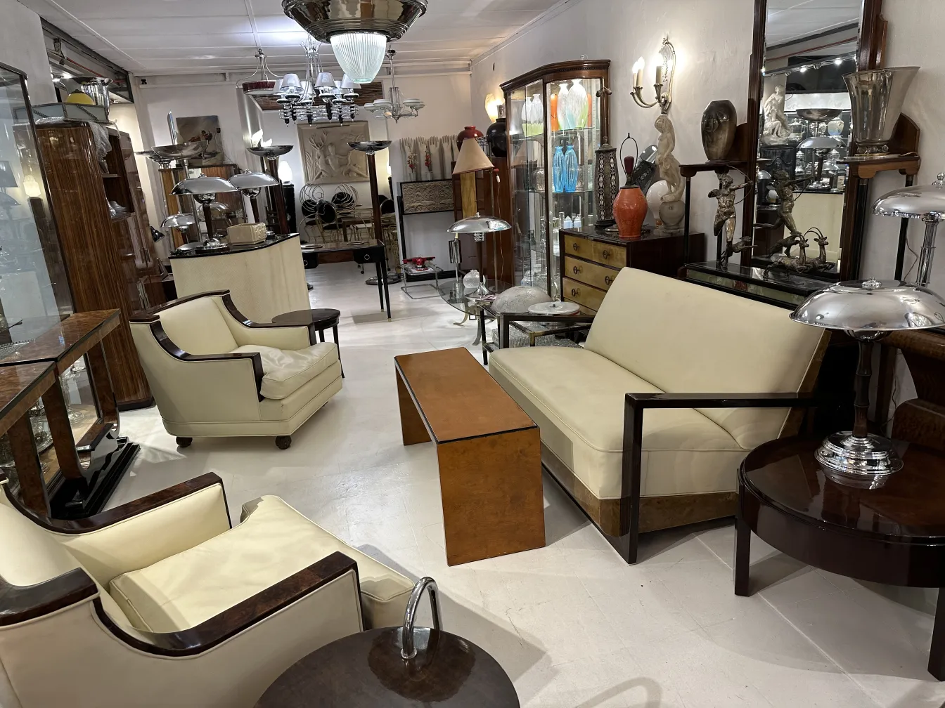 Tavolino da caffè antico in un elegante salone con vari mobili.