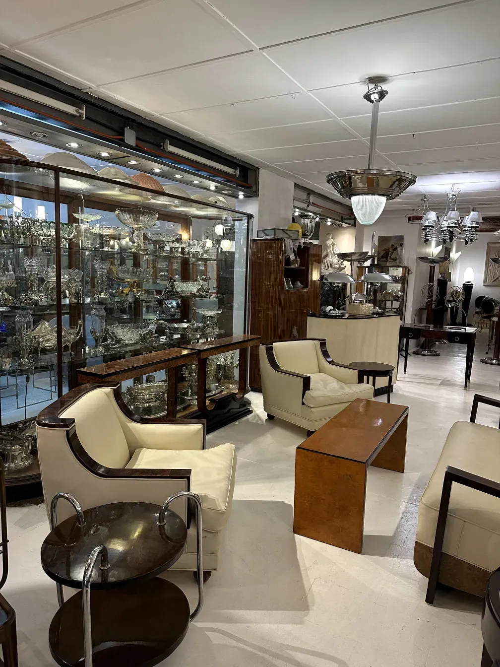 طاولة قهوة قديمة مع كراسي في بيئة قديمة