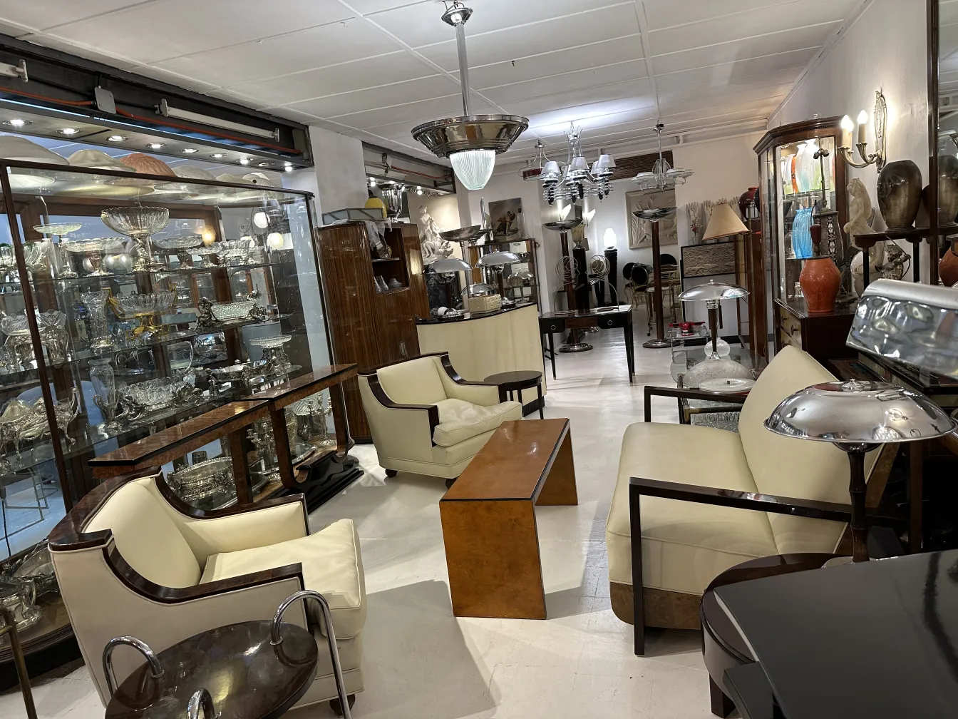 Mesa de centro antiga elegante, com um design simples em um ambiente moderno.